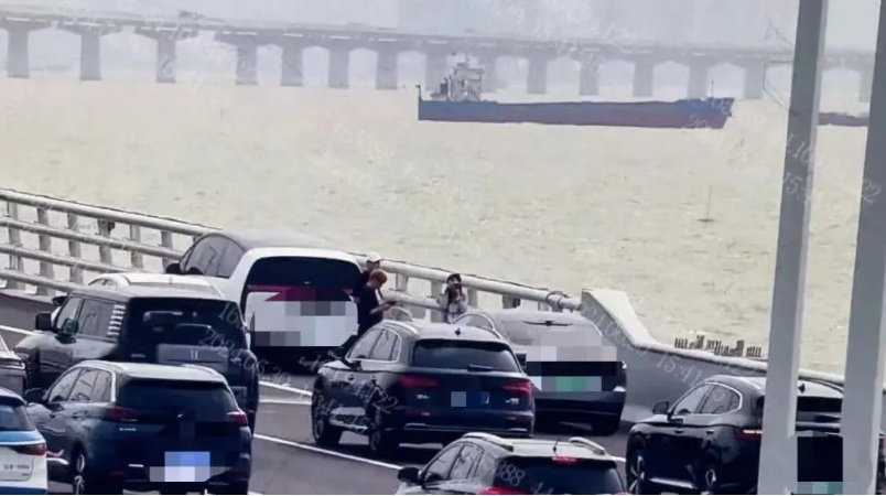 把深中通道当自家客厅?坐露营椅喝饮料摆拍?处罚来了 把深中通道当自家客厅?坐露营椅喝饮料摆拍?处罚来了