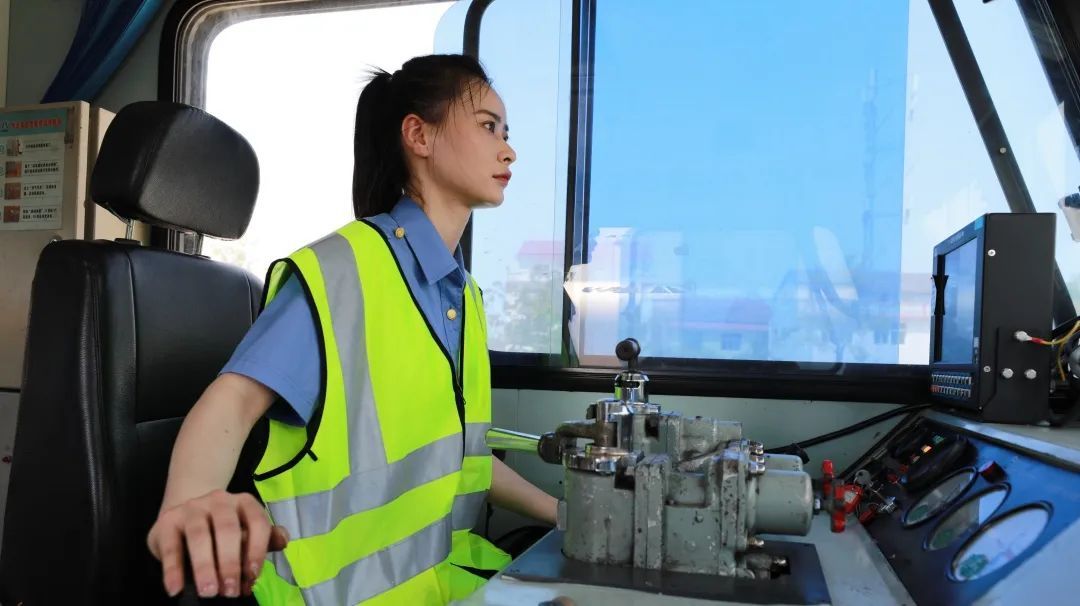 “00后”萌妹子爱上开火车！