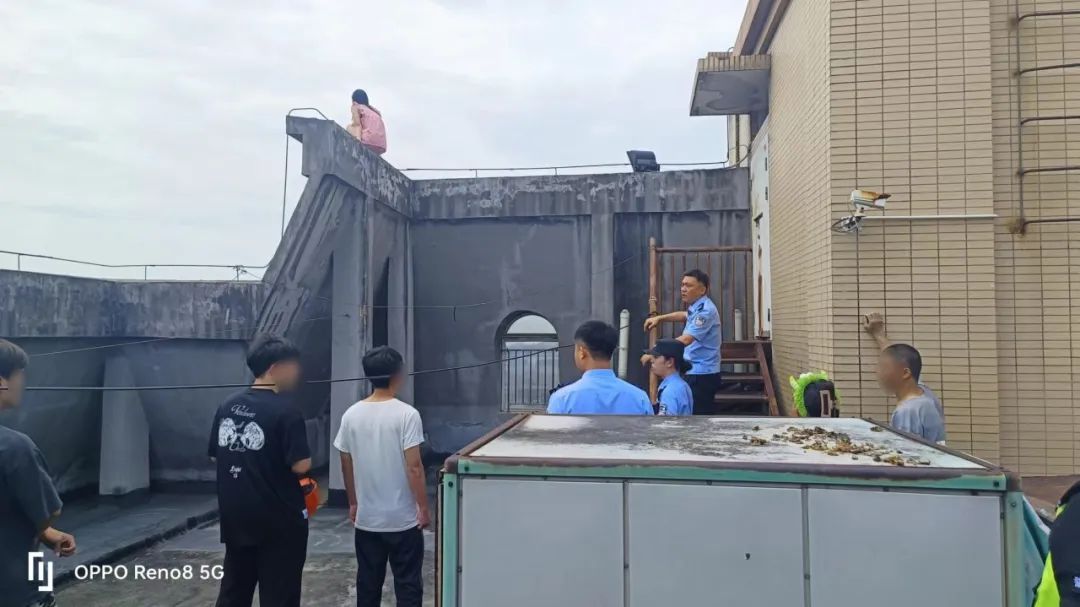 事发长沙!00后女警半身悬空…… 事发长沙!00后女警半身悬空……