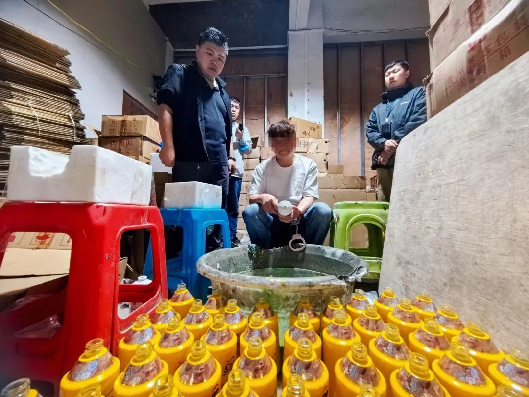 揭秘“特供酒”生产作坊!民警:一言难尽! 揭秘“特供酒”生产作坊!民警:一言难尽!