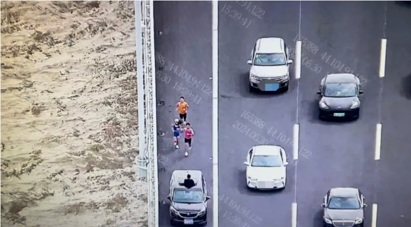 把深中通道当自家客厅?坐露营椅喝饮料摆拍?处罚来了 把深中通道当自家客厅?坐露营椅喝饮料摆拍?处罚来了