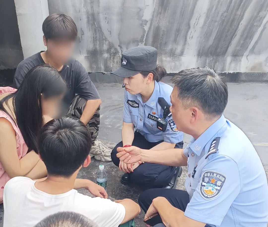 事发长沙!00后女警半身悬空…… 事发长沙!00后女警半身悬空……