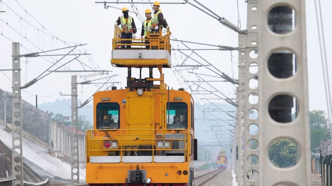 “00后”萌妹子爱上开火车！