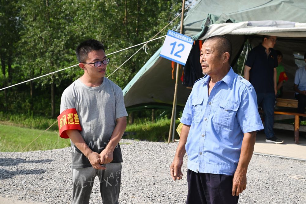 他的两场“毕业典礼”，都在大堤上进行