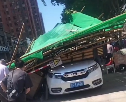 突发！武汉一小区安全通道倒塌，多人受伤......