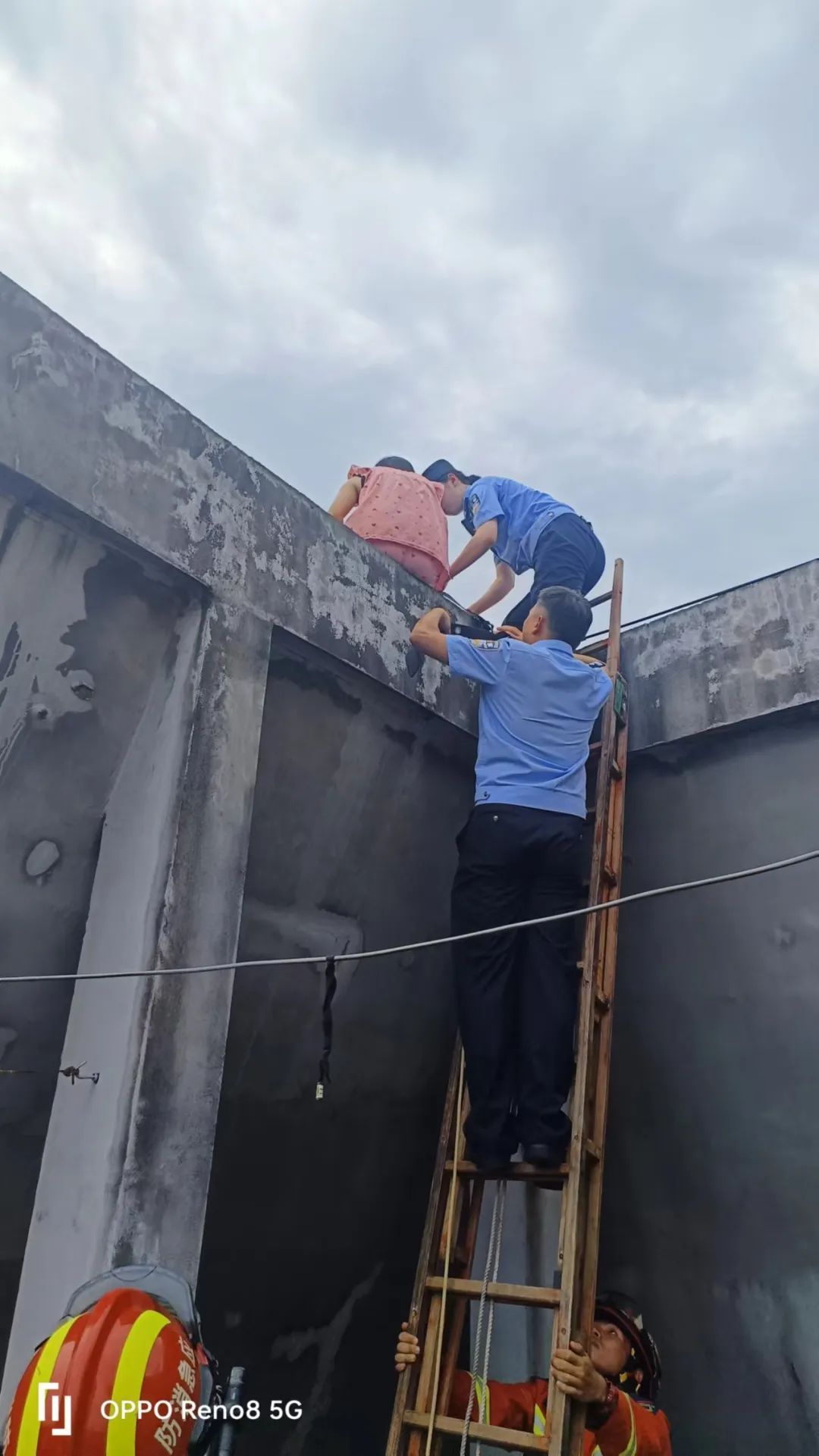 事发长沙!00后女警半身悬空…… 事发长沙!00后女警半身悬空……