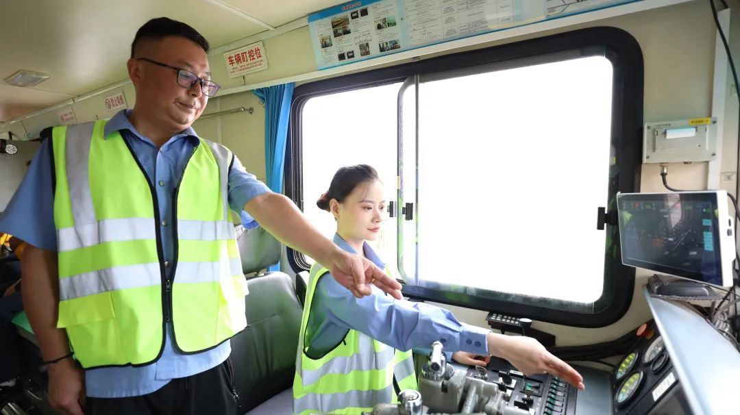 “00后”萌妹子爱上开火车！