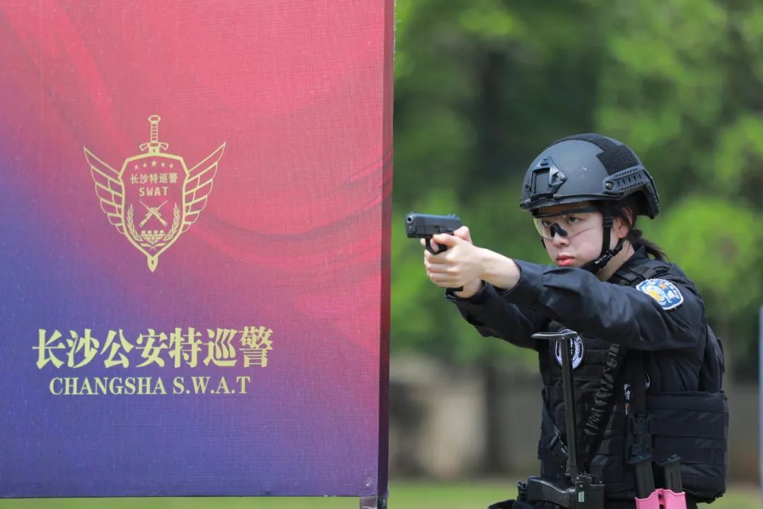 事发长沙!00后女警半身悬空…… 事发长沙!00后女警半身悬空……