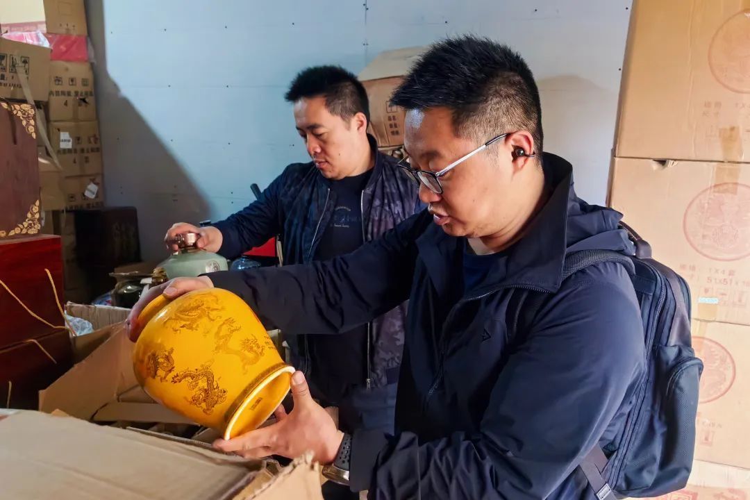 揭秘“特供酒”生产作坊!民警:一言难尽! 揭秘“特供酒”生产作坊!民警:一言难尽!