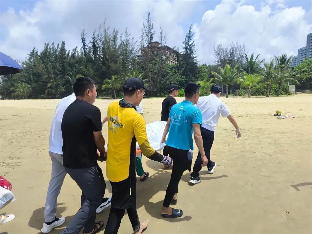 紧急救援！三亚湾2名游客溺水