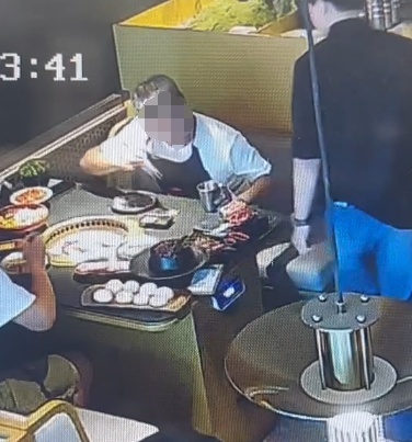 顾客在餐厅吃出烟蒂，店家第一反应：报警！