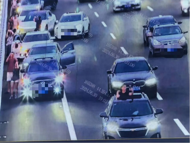 把深中通道当自家客厅?坐露营椅喝饮料摆拍?处罚来了 把深中通道当自家客厅?坐露营椅喝饮料摆拍?处罚来了