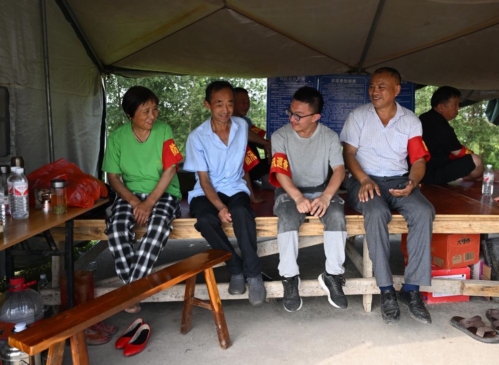 他的两场“毕业典礼”，都在大堤上进行