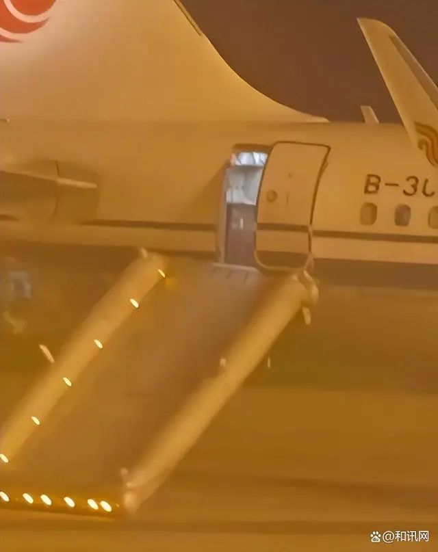 大姐误将应急舱门当厕所门打开？一航班紧急取消！