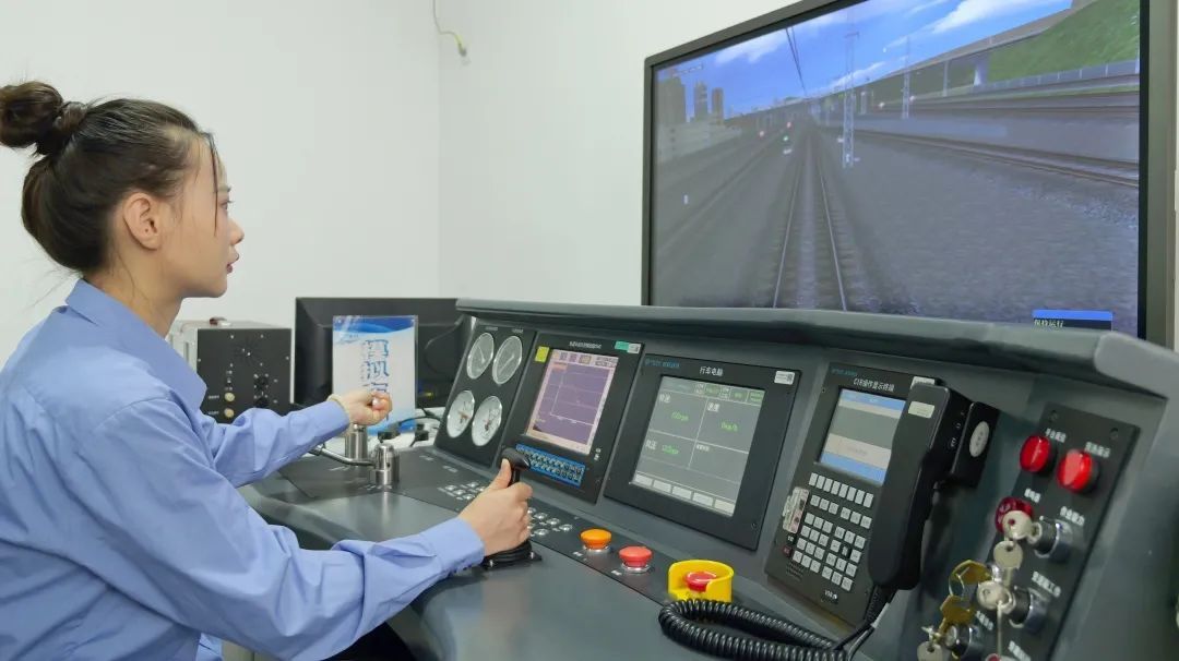 “00后”萌妹子爱上开火车！