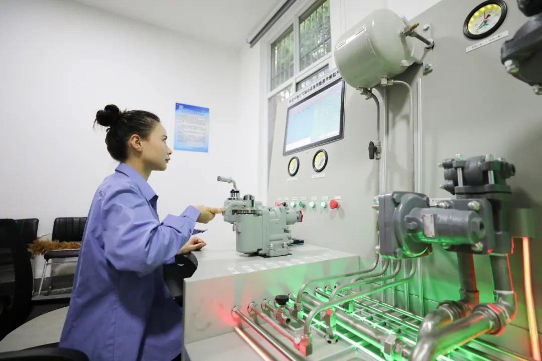 “00后”萌妹子爱上开火车！