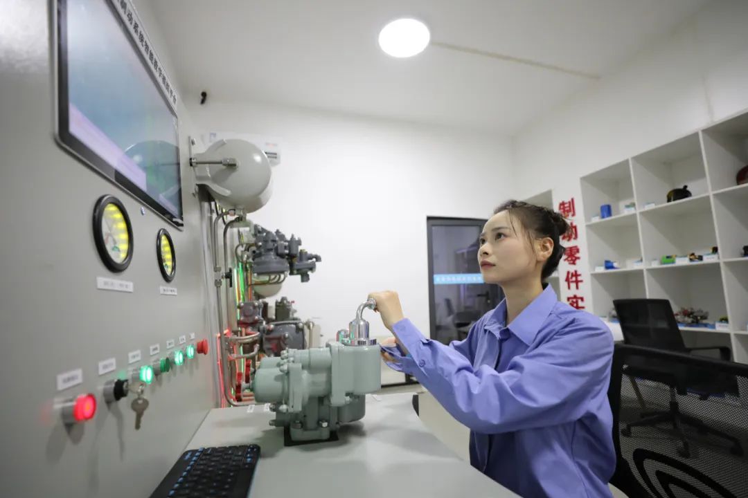 “00后”萌妹子爱上开火车！