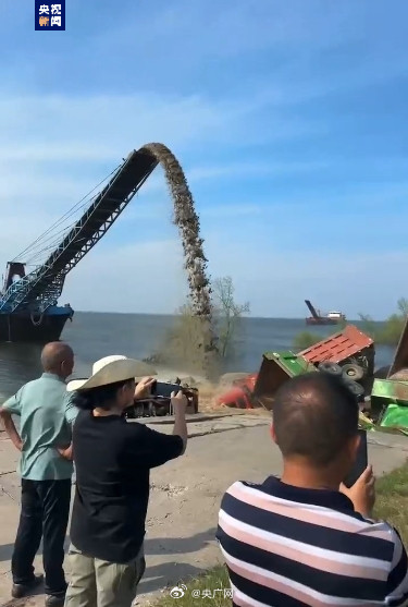 湖南岳阳一处洞庭湖大堤发生溃口险情