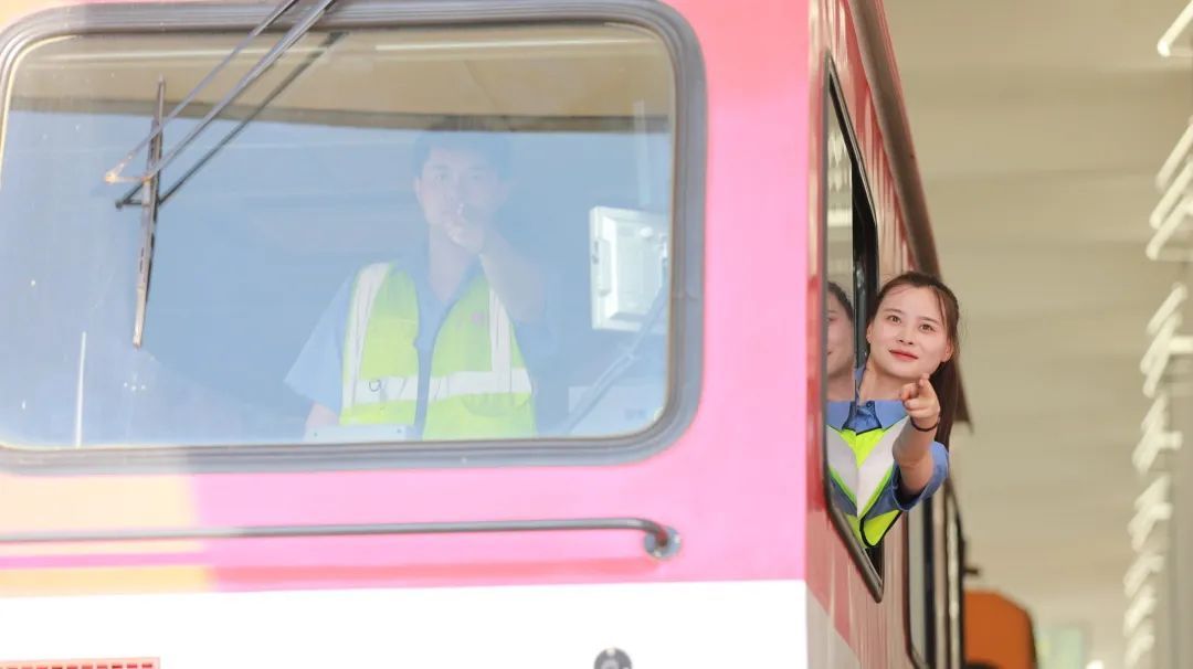 “00后”萌妹子爱上开火车！