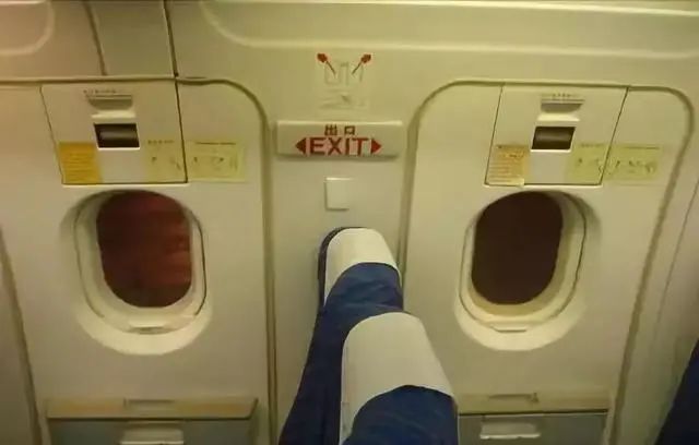 乘客误将应急门当厕所门拉开,导致放出滑梯,机场公安回应 乘客误将应急门当厕所门拉开,导致放出滑梯,机场公安回应