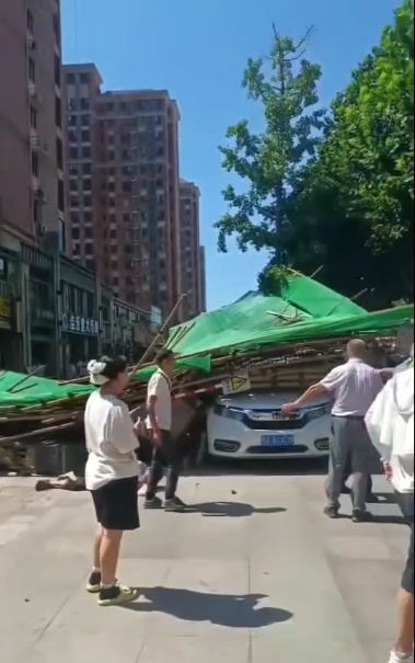 突发！武汉一小区安全通道倒塌，多人受伤......