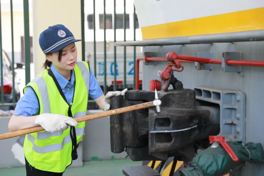 “00后”萌妹子爱上开火车！