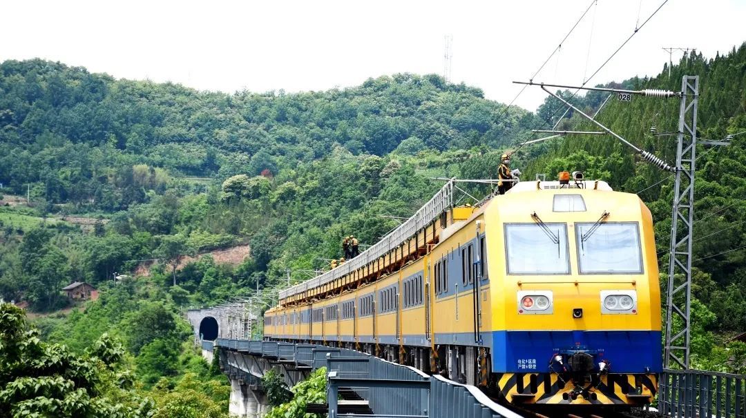 “00后”萌妹子爱上开火车！