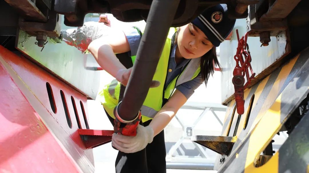 “00后”萌妹子爱上开火车！