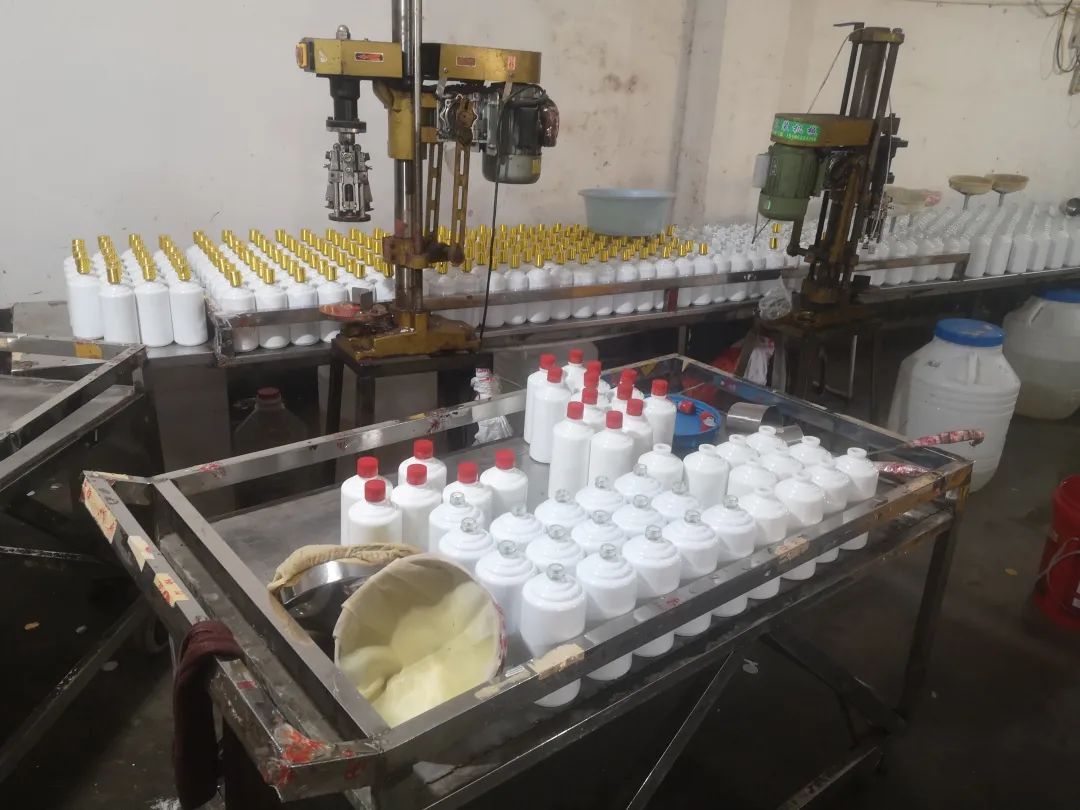 揭秘“特供酒”生产作坊!民警:一言难尽! 揭秘“特供酒”生产作坊!民警:一言难尽!