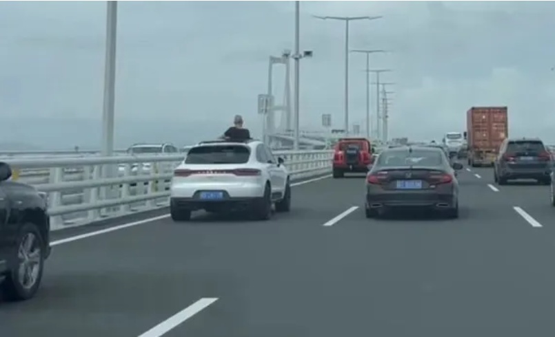 把深中通道当自家客厅?坐露营椅喝饮料摆拍?处罚来了 把深中通道当自家客厅?坐露营椅喝饮料摆拍?处罚来了