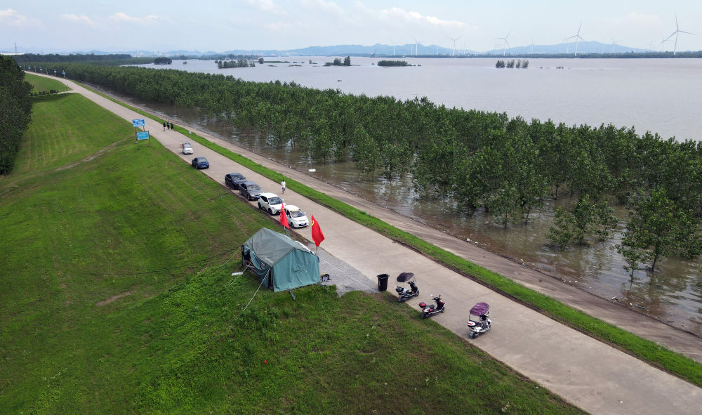 他的两场“毕业典礼”，都在大堤上进行