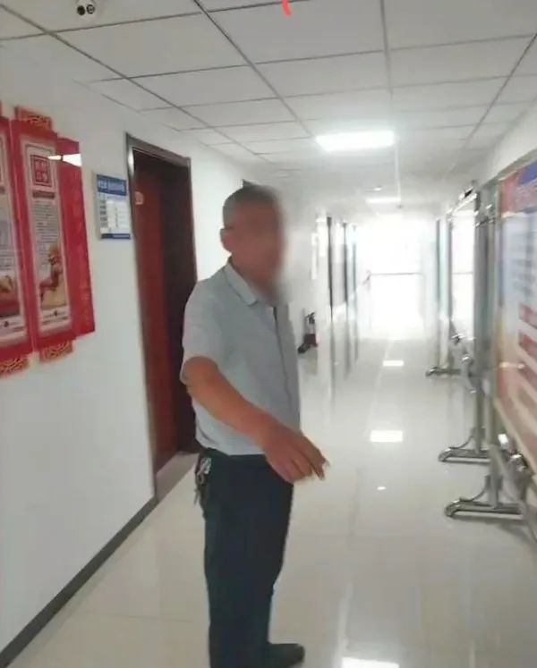 公职人员当众撕毁群众办事材料？当地通报！