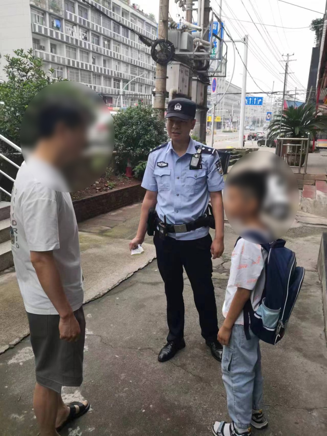 “不哭不哭，警察叔叔来了！”