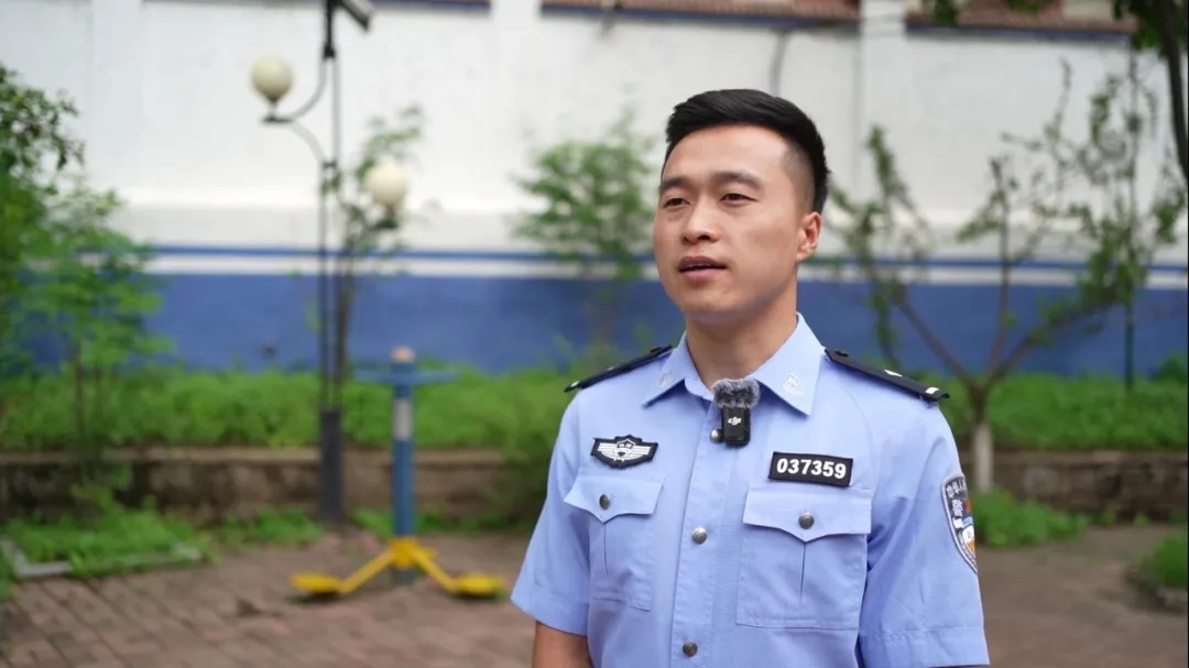 “我手不好使了！”公交司机边刹车边喊，危急关头，他出现了……