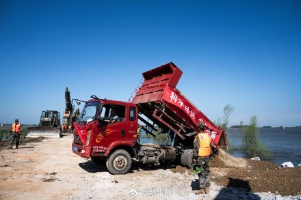直击洞庭湖抢险救援一线!湖南岳阳市华容县团洲垸洞庭湖一线堤防决口现场抢险进行时 直击洞庭湖抢险救援一线!湖南岳阳市华容县团洲垸洞庭湖一线堤防决口现场抢险进行时