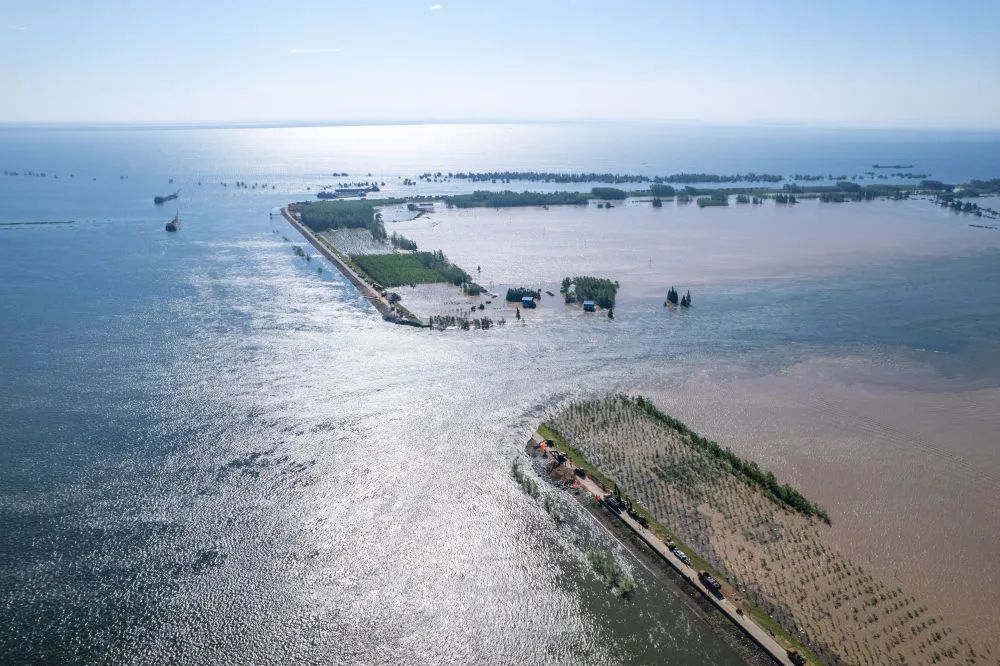 湖南华容洞庭湖决堤抢险，最新消息→