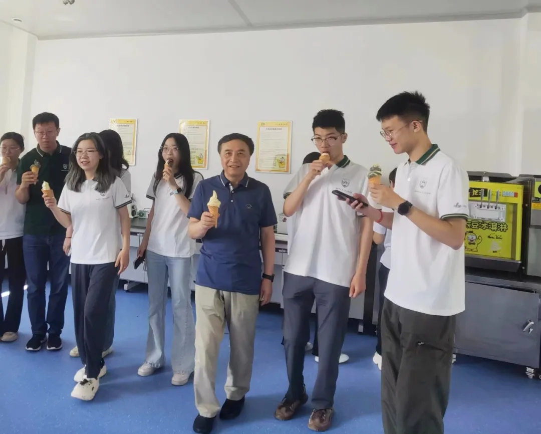 排队1小时也要买!高校冰淇淋的秘方是...... 排队1小时也要买!高校冰淇淋的秘方是......