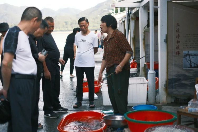 一大早卖完!杭州人馋的那一口鲜回归!老板:电话都被打爆了…… 一大早卖完!杭州人馋的那一口鲜回归!老板:电话都被打爆了……