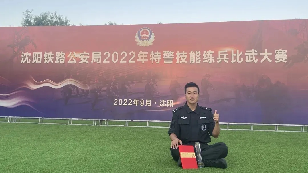 “我手不好使了！”公交司机边刹车边喊，危急关头，他出现了……