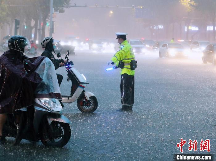 山东多地迎“倾盆泼水”般强降雨 9地发布暴雨红色预警