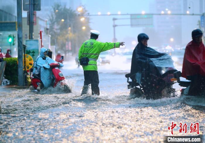 山东多地迎“倾盆泼水”般强降雨 9地发布暴雨红色预警
