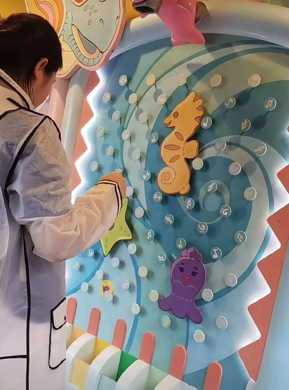 每单跑腿费35元!上海18岁姑娘要去迪士尼“送外卖”,目标:把在乐园里花的钱赚回来 每单跑腿费35元!上海18岁姑娘要去迪士尼“送外卖”,目标:把在乐园里花的钱赚回来