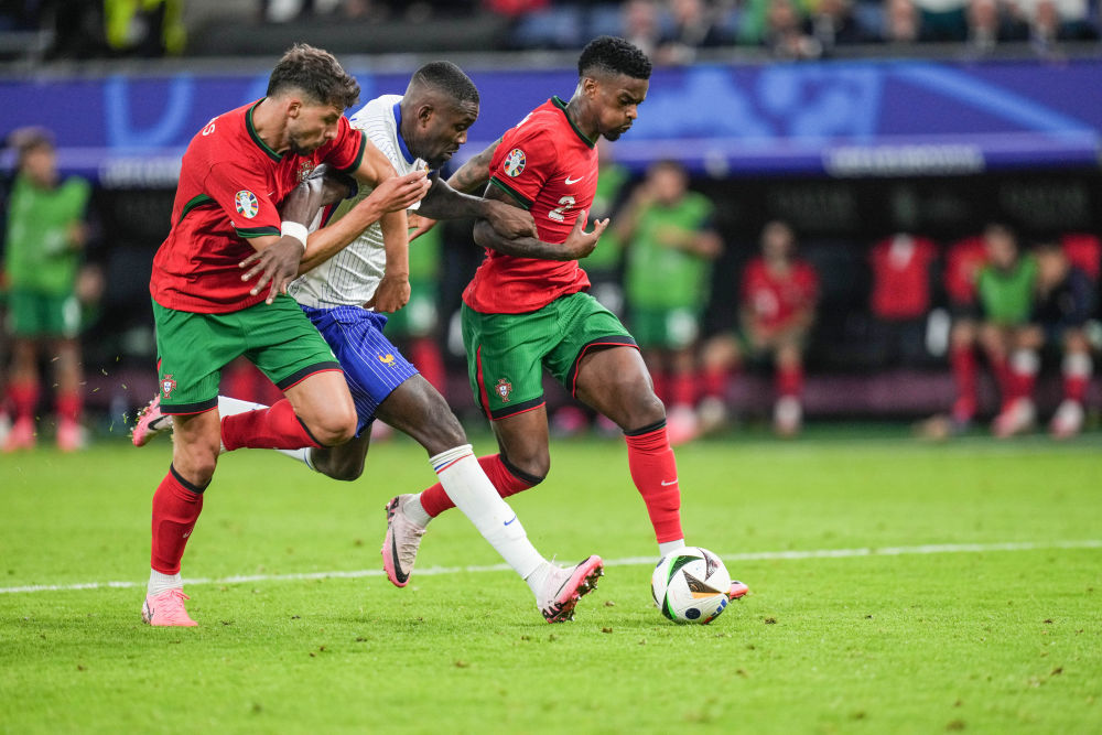 足球丨欧锦赛淘汰赛:法国队胜葡萄牙队 晋级四强 足球丨欧锦赛淘汰赛:法国队胜葡萄牙队 晋级四强