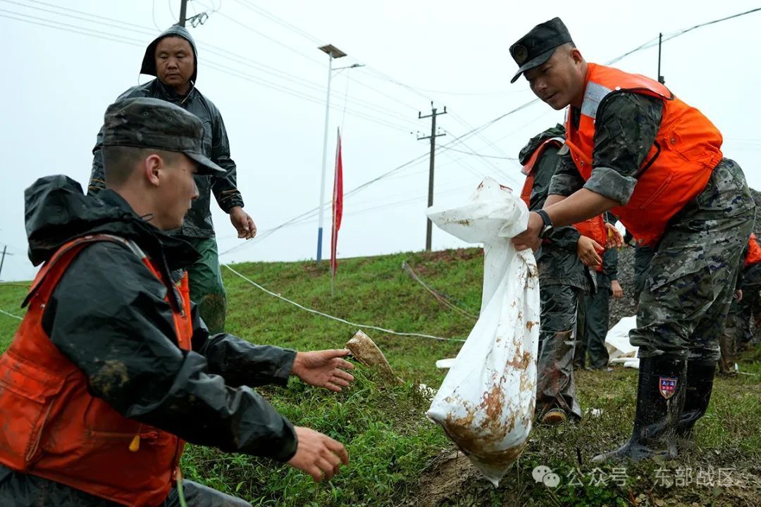 泪目！洪水中的军民鱼水情