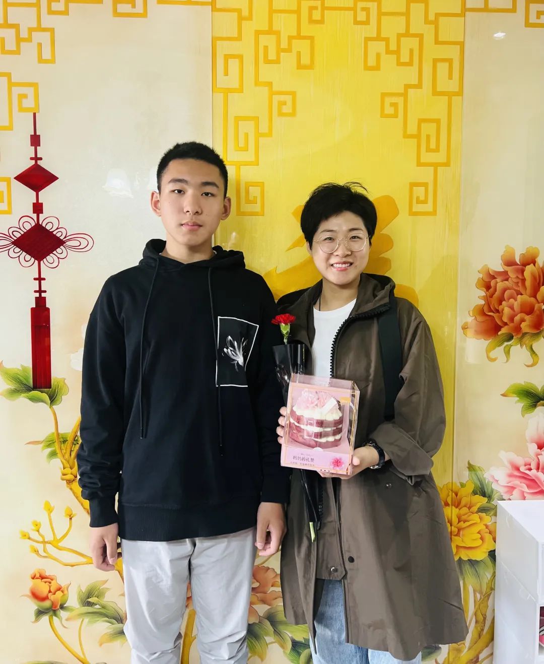 高中生突然倒地，初二学生冲了上去