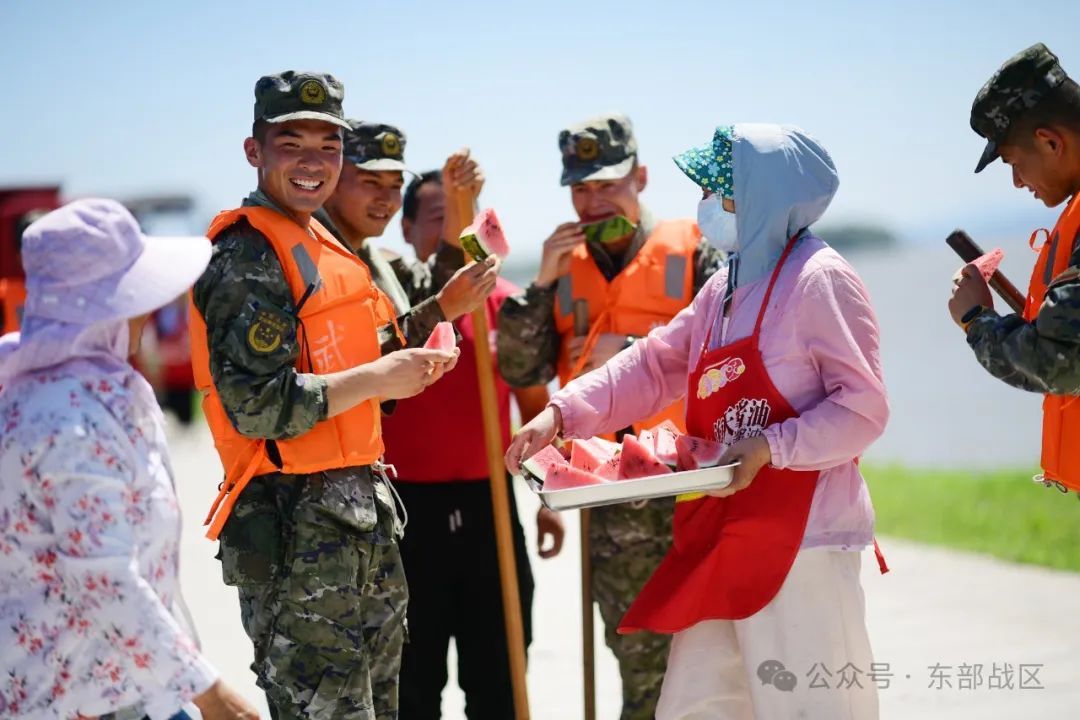 泪目！洪水中的军民鱼水情