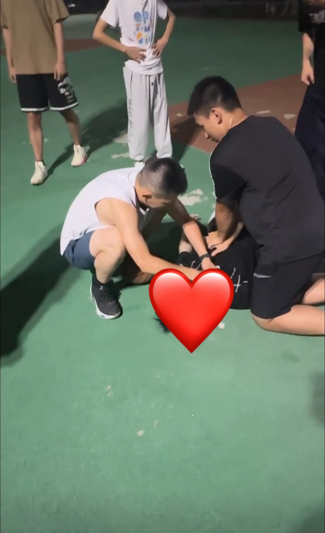 高中生突然倒地，初二学生冲了上去