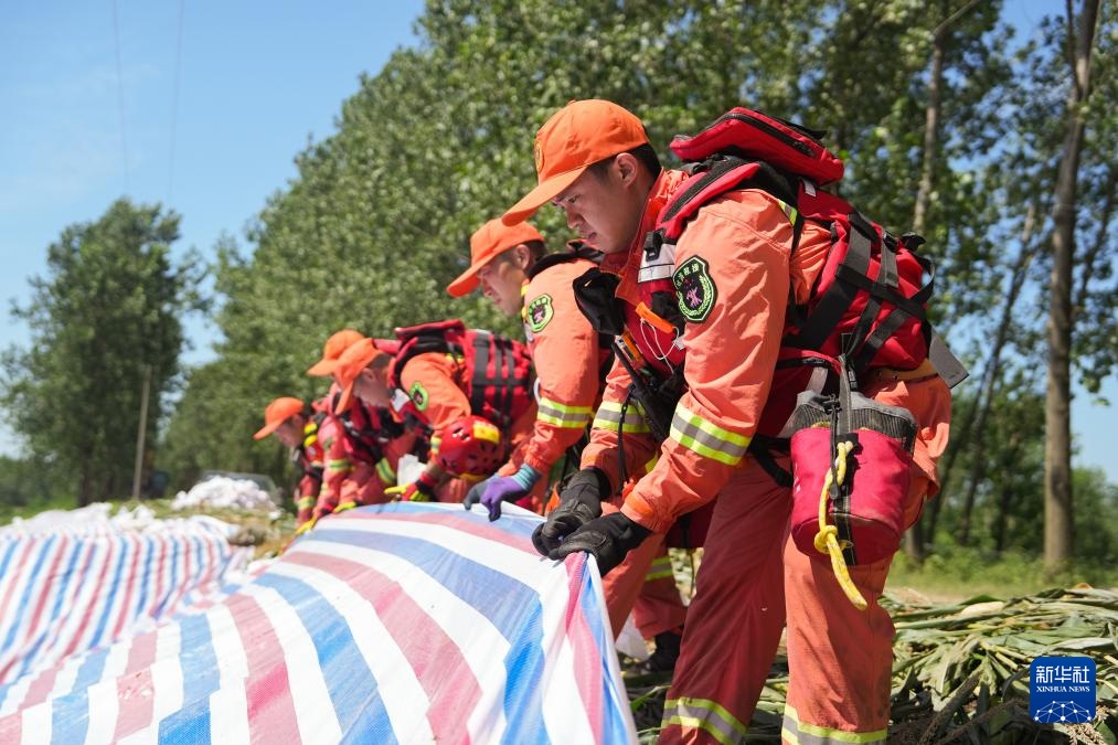湖南华容团洲垸：巡堤查险 加固“第二道防线”