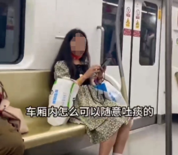 地铁中女子一行为引众怒！官方通报：已处罚