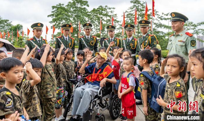 “追星”99岁抗战老兵孙洪秀:还想多活几年 替战友看看更加强盛的祖国 “追星”99岁抗战老兵孙洪秀:还想多活几年 替战友看看更加强盛的祖国